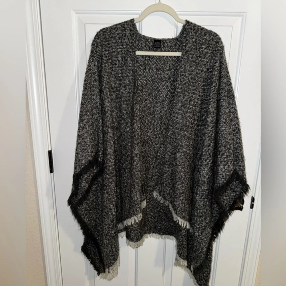 Fraas Fringed Poncho Ruana Sweater Gray White Fall Winter Travel